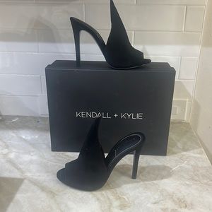 KENDALL + KYLIE ESSIE NBW NIB Size 7 M GORGEOUS